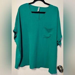 ☘️☘️Zenana Woven Airflow V-Neck Dolman Top with Pocket - EUC☘️☘️